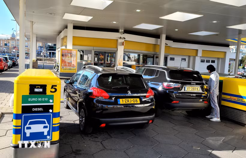 Một trạm xăng ở Hague, Hà Lan. (Ảnh: THX/TTXVN)