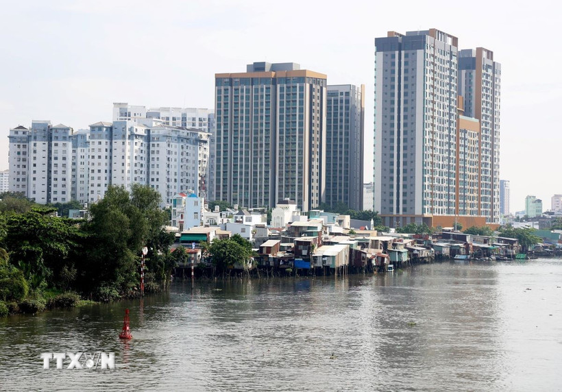 Khu nhà ven kênh Tẻ, Quận 4, Thành phố Hồ Chí Minh. (Ảnh: Hồng Đạt/TTXVN)