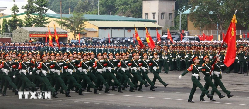 Nhấn vào ảnh để phóng to Khối lực lượng vũ trang hợp luyện diễu binh qua lễ đài. (Ảnh: Sỹ Tuyên/TTXVN)