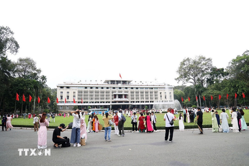 Rất đông khách du lịch tham quan Dinh Độc Lập. (Ảnh: Hồng Đạt/TTXVN)