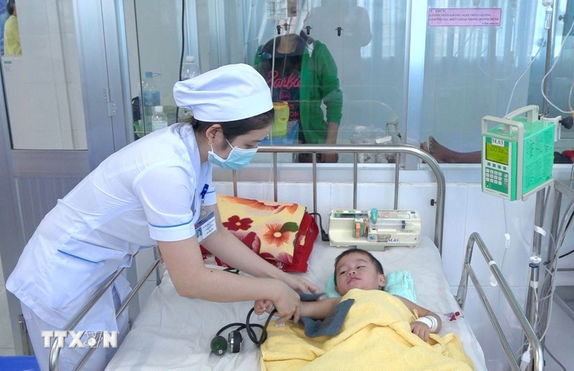 Bác sỹ Bệnh viện sản nhi An Giang điều trị cho trẻ mắc bệnh sốt xuất huyết. (Ảnh: Thanh Sang/TTXVN)