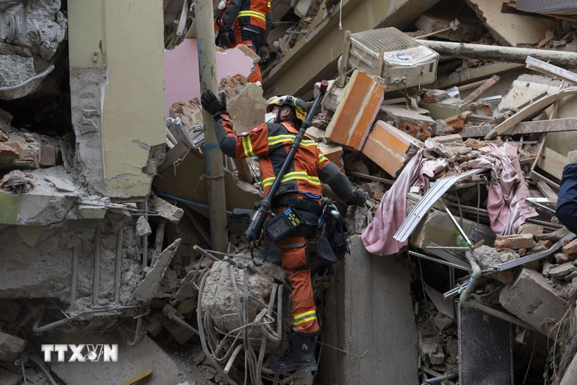 Lực lượng cứu hộ tìm kiếm nạn nhân sau trận động đất tại Mandalay, Myanmar. (Ảnh: THX/TTXVN)