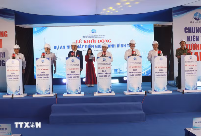 Các đại biểu bấm nút khởi động dự án. (Ảnh: Tuấn Phi/TTXVN)
