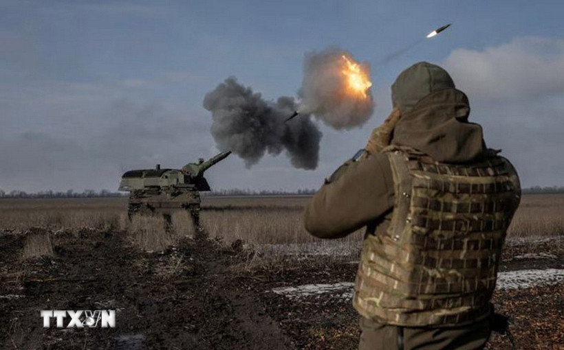 Binh sỹ Ukraine bắn lựu pháo bọc thép 2000 trong cuộc xung đột với Nga gần Bahmut, vùng Donetsk. (Ảnh: Reuters/TTXVN)