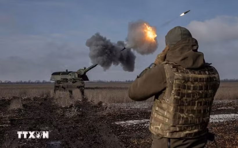 Binh sỹ Ukraine bắn lựu pháo bọc thép 2000 trong cuộc xung đột với Nga gần Bahmut, vùng Donetsk. (Ảnh: Reuters/TTXVN)