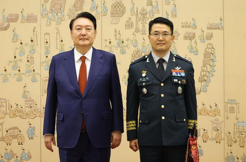 Cựu Tổng thống Yoon Suk Yeol và Trung tướng Jeong Jin Pal. (Ảnh: Yonhap)