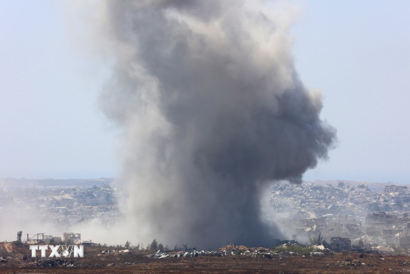 Khói bốc lên sau cuộc không kích của Israel xuống Dải Gaza. (Ảnh: THX/TTXVN)