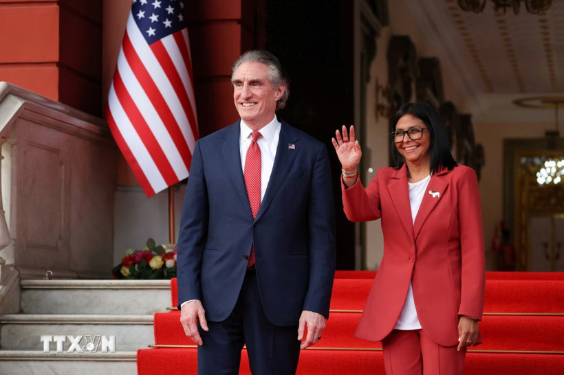 Tổng thống lâm thời Venezuela Delcy Rodriguez (phải) trong cuộc gặp Bộ trưởng Nội vụ Mỹ Doug Burgum tại Caracas, ngày 4/3/2026. (Ảnh: Reuters/TTXVN)