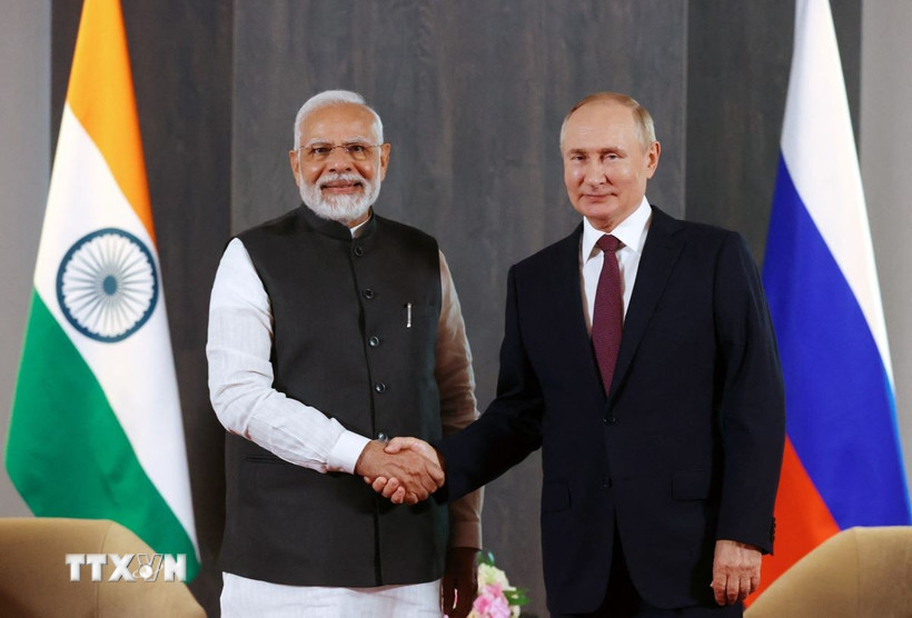Tổng thống Nga Vladimir Putin (phải) và Thủ tướng Ấn Độ Narendra Modi tại cuộc gặp bên lề Hội nghị thượng đỉnh Tổ chức Hợp tác Thượng Hải (SCO) ở Samarkand, Uzbekistan, ngày 16/9/2022. (Ảnh: AFP/TTXVN)