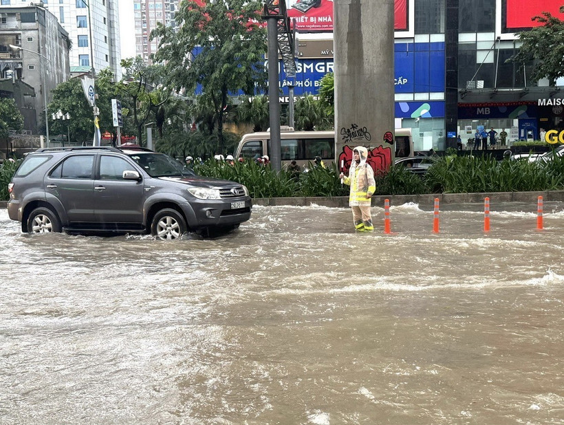 Cảnh ngập úng tại đường Nguyễn Trãi. (Ảnh: Quốc Lũy/TTXVN)