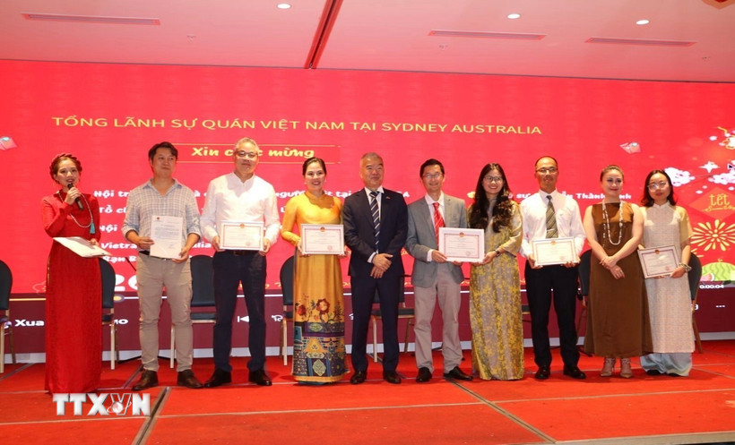 Tổng Lãnh sự Việt Nam tại thành phố Sydney Nguyễn Thanh Tùng (thứ 5 từ trái sang) vinh danh và trao tặng giấy khen cho các tổ chức và cá nhân đã có những thành tích xuất sắc và đóng góp có ý nghĩa cho cộng đồng. (Ảnh: Thanh Tú/TTXVN)