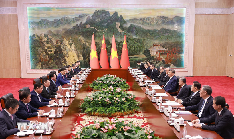 Prime Minister Pham Minh Chinh meets with General Secretary and President of China Xi Jinping. (Photo: Duong Giang/VNA)