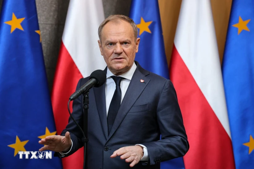 Thủ tướng Ba Lan Donald Tusk phát biểu tại cuộc họp báo ở Warsaw. Ảnh: PAP/TTXVN