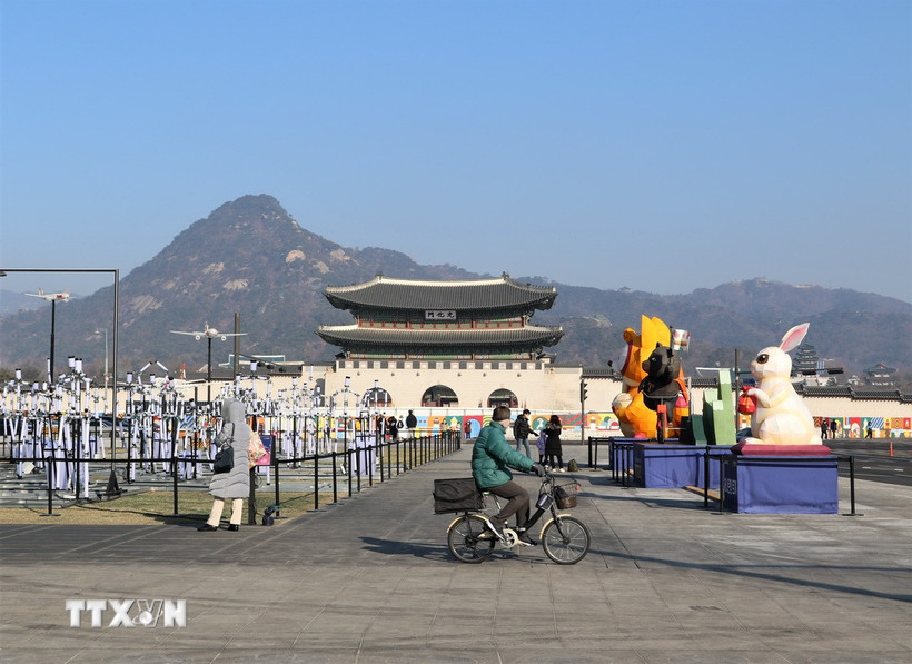 Cổng Gwanghwa, cửa chính của cung điện Gyeongbok nằm trên trục đường trung tâm nhất của Thủ đô Seoul. (Ảnh: Khánh Vân/TTXVN)