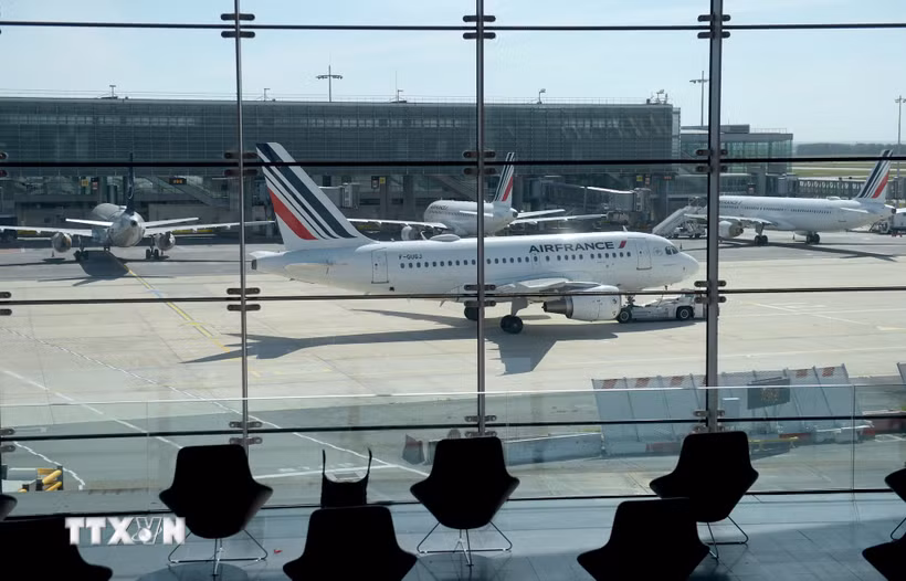 Máy bay của Hãng Air France đậu tại sân bay Paris-Charles de Gaulle ở Paris, Pháp. (Ảnh: AFP/TTXVN)