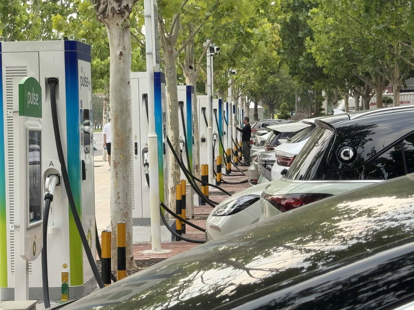 Các vị trí đỗ xe sạc điện trong bãi đỗ xe ở Bắc Kinh phải được bố trí theo khu, số lượng chỗ đỗ xe trong mỗi khu không được vượt quá 50 xe. (Ảnh: Công Tuyên/TTXVN)