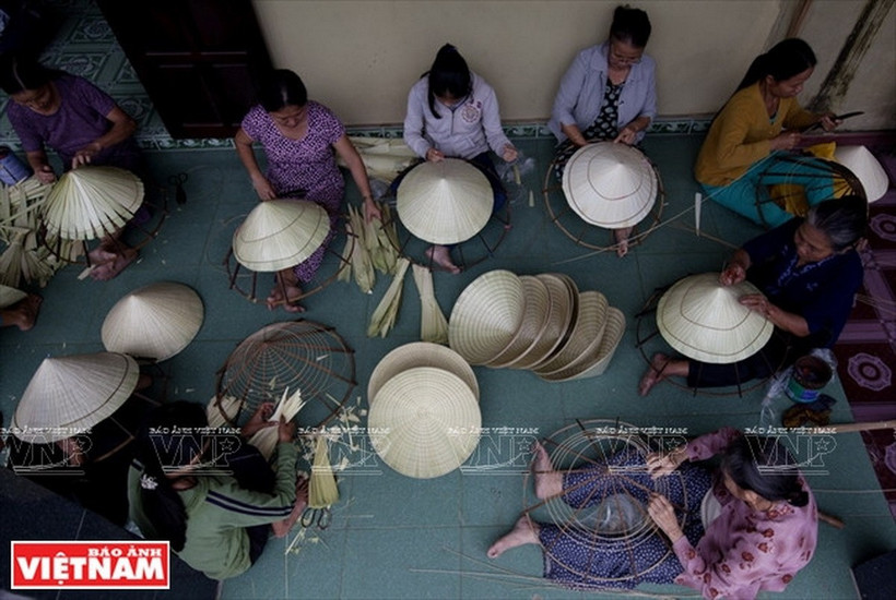 Để làm ra chiếc nón cần trải qua rất nhiều công đoạn tỉ mỉ. (Ảnh: Báo Ảnh Việt Nam)