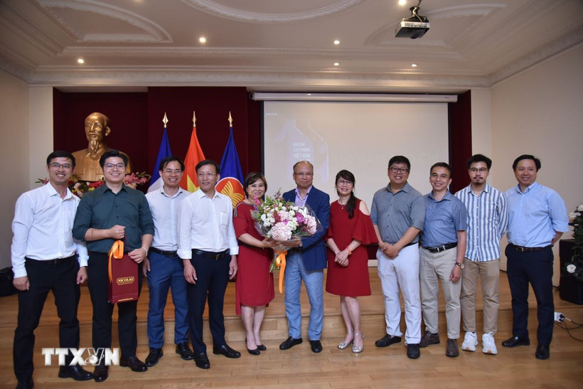 Đại sứ Việt Nam tại Pháp Đinh Toàn Thắng trao hoa chúc mừng đại diện các cơ quan báo chí Việt Nam tại Pháp. (Ảnh: Đào Dũng/TTXVN)