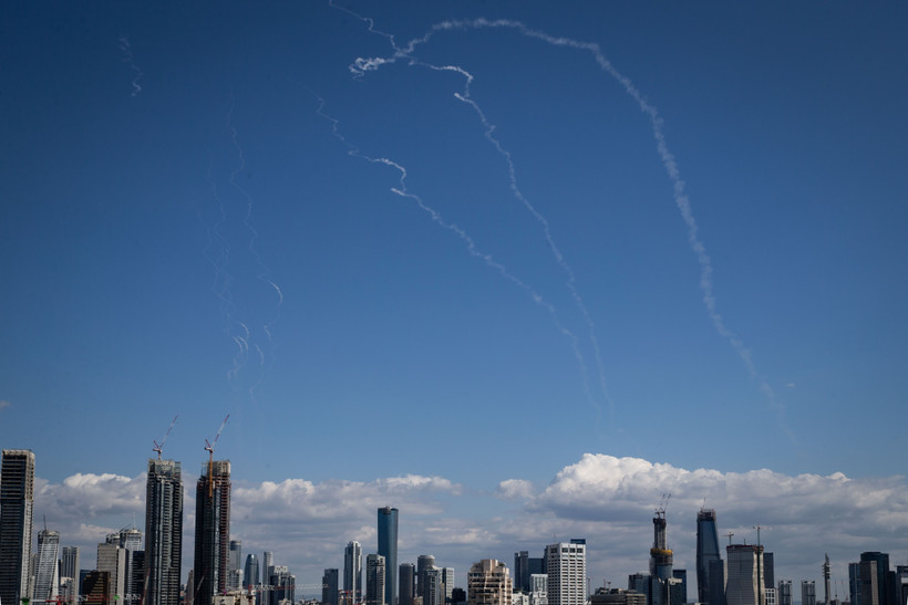 Những vệt khói trên bầu trời Tel Aviv (Israel) khi hệ thống phòng không Israel đánh chặn tên lửa từ Iran ngày 1/3/2026. (Ảnh: THX/TTXVN)