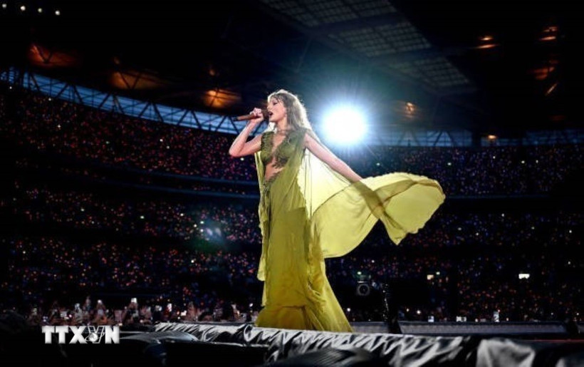 Nữ ca sỹ-nhạc sỹ Taylor Swift biểu diễn tại sân vận động Wembley ở London, Anh ngày 15/8/2024. (Ảnh: Getty Images/TTXVN)