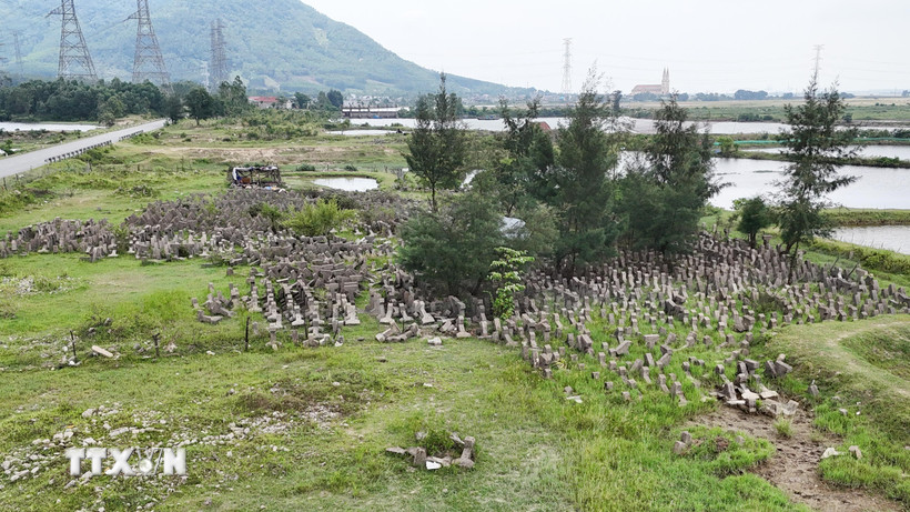 Vật liệu thi công dự án chưa được sử dụng bị bỏ lại, nằm ngổn ngang. (Ảnh: Hữu Quyết/TTXVN)