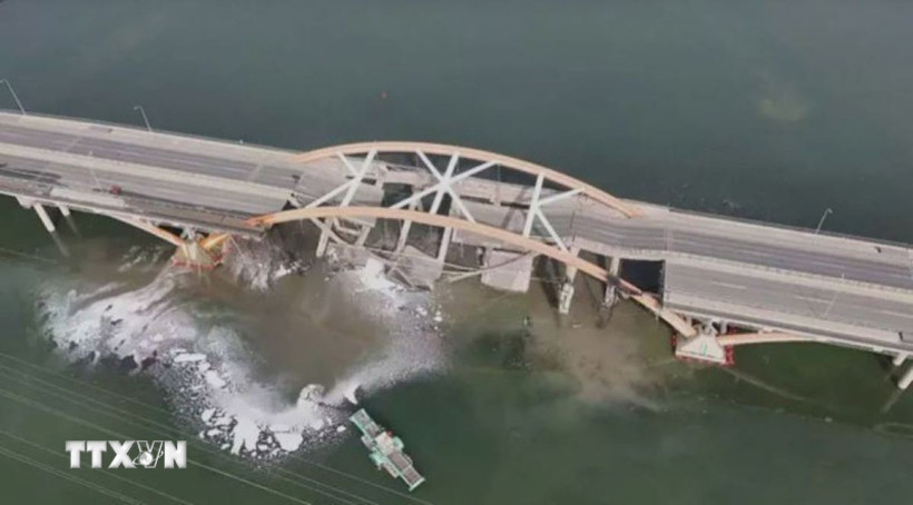 Hỏa hoạn làm sập một phần cây cầu bắc qua sông Triều Bạch ở phía Đông Bắc thủ đô Bắc Kinh, Trung Quốc ngày 23/4. (Ảnh: AP/TTXVN)