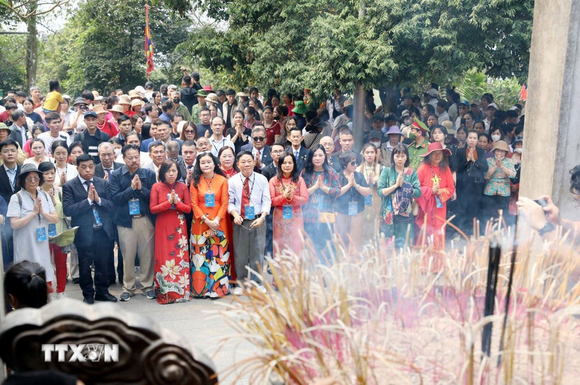 Đoàn kiều bào dâng hương tưởng niệm các Vua Hùng tại đền Thượng. (Ảnh: Tạ Toàn/TTXVN)