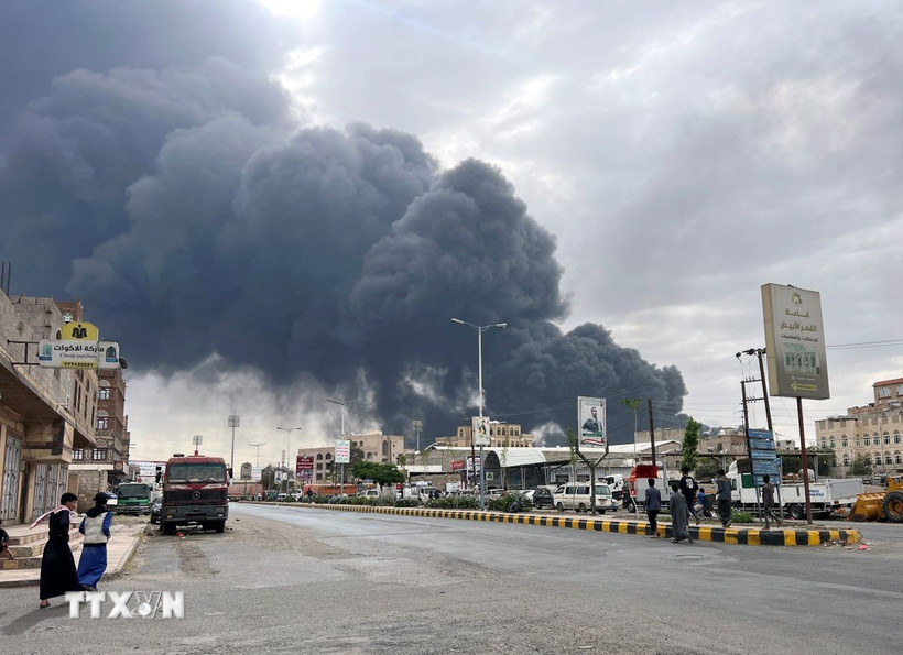 Khói bốc lên sau cuộc không kích của Israel tại Sanaa, Yemen. (Ảnh: THX/TTXVN)