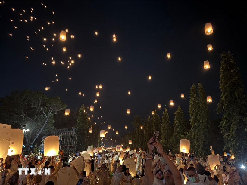 Thả đèn lồng tại Lễ hội "Ánh sáng hòa bình 2025". (Ảnh: Văn Phong/TTXVN)