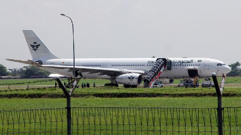 Máy bay đã được lệnh chuyển hướng và hạ cánh khẩn cấp xuống Sân bay Quốc tế Kualanamu ở thành phố Medan vào sáng 21/6. (Ảnh: tempo)