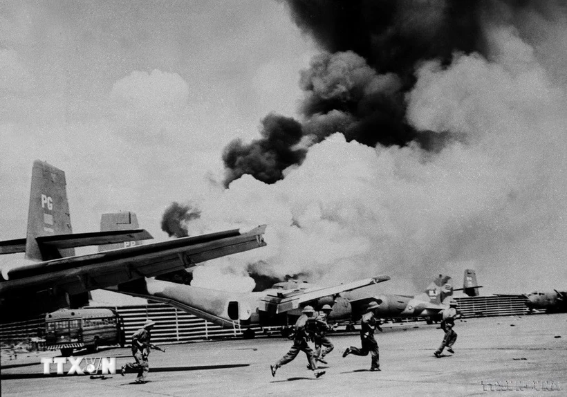 Quân giải phóng đánh chiếm sây bay Tân Sơn Nhất, ngày 30/4/1975. (Ảnh: Quang Thành/TTXVN)