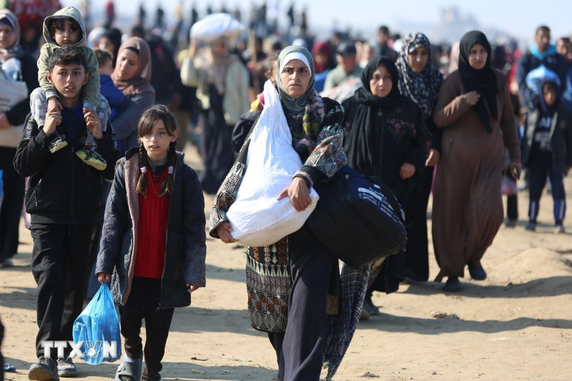 Người dân sơ tán tránh xung đột trở về nhà ở Dải Gaza khi lệnh ngừng bắn giữa Israel và phong trào Hamas có hiệu lực. (Ảnh: THX/TTXVN)