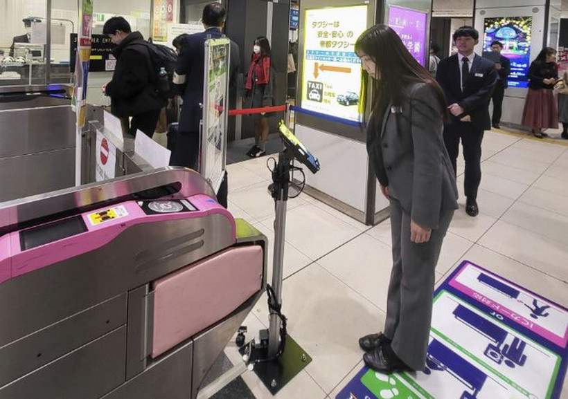 Nhận dạng khuôn mặt bằng thiết bị máy tính bảng tại cổng bán vé ở ga Keisei-Ueno ở Tokyo. (Ảnh: Kyodo)