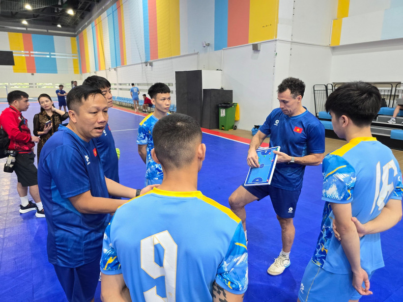 Huấn luyện viên trưởng Diego Giustozzi đề ra chiến thuật ghi bàn trong một buổi tập. (Ảnh: Lê Minh Hưởng/TTXVN)