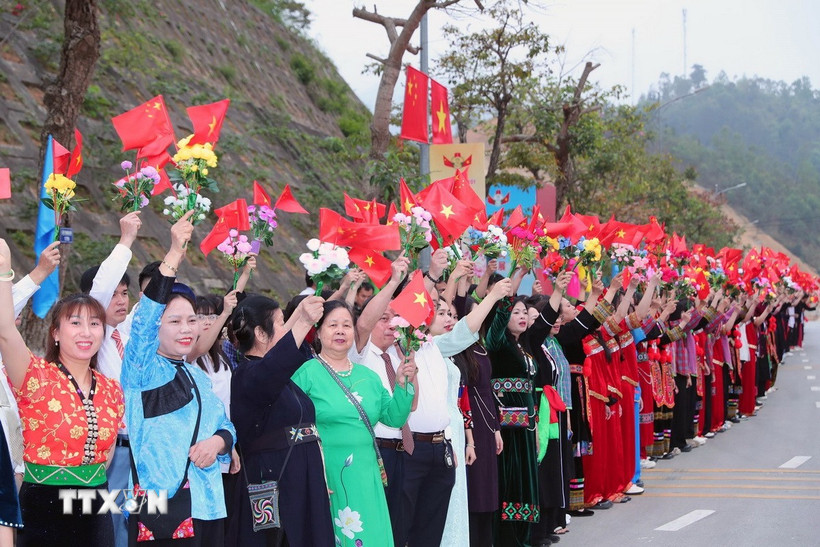 Nhân dân các dân tộc tỉnh Lạng Sơn đón Thượng tướng Đổng Quân, Bộ trưởng Quốc phòng Trung Quốc tại Cửa khẩu Quốc tế Hữu Nghị sang Việt Nam dự chương trình giao lưu. (Ảnh: Trọng Đức/TTXVN)
