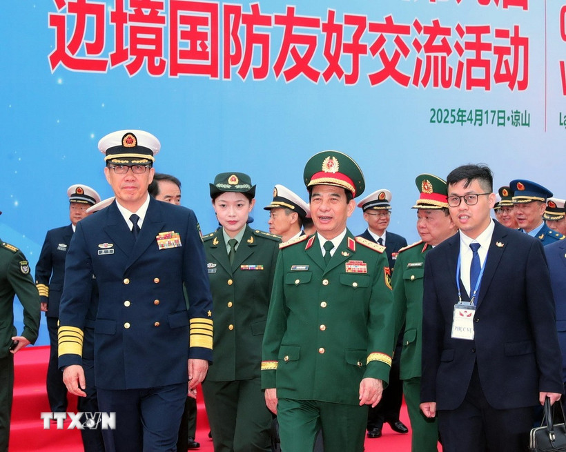 Đại tướng, Bộ trưởng Quốc phòng Phan Văn Giang đón Thượng tướng Đổng Quân, Bộ trưởng Quốc phòng Trung Quốc tại Cửa khẩu Quốc tế Hữu Nghị. (Ảnh: Trọng Đức/TTXVN)