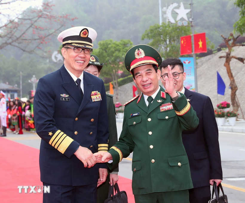 Đại tướng, Bộ trưởng Quốc phòng Phan Văn Giang đón Thượng tướng Đổng Quân, Bộ trưởng Quốc phòng Trung Quốc tại Cửa khẩu Quốc tế Hữu Nghị. (Ảnh: Trọng Đức/TTXVN)
