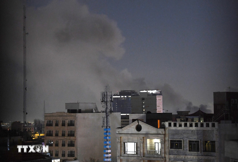 Khói bốc lên sau vụ tấn công tại Tehran, Iran, ngày 1/3/2026. (Ảnh: THX/TTXVN)