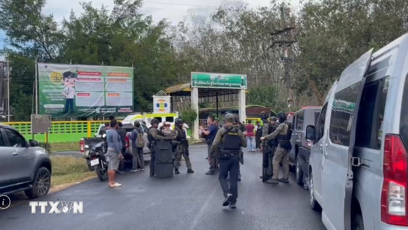 Cảnh sát được triển khai tại trường học Patong Prathankiriwat ở huyện Hat Yai, tỉnh Songkhla, Thái Lan, sau khi xảy ra vụ nổ súng ngày 11/2/2026. (Ảnh: THX/TTXVN)