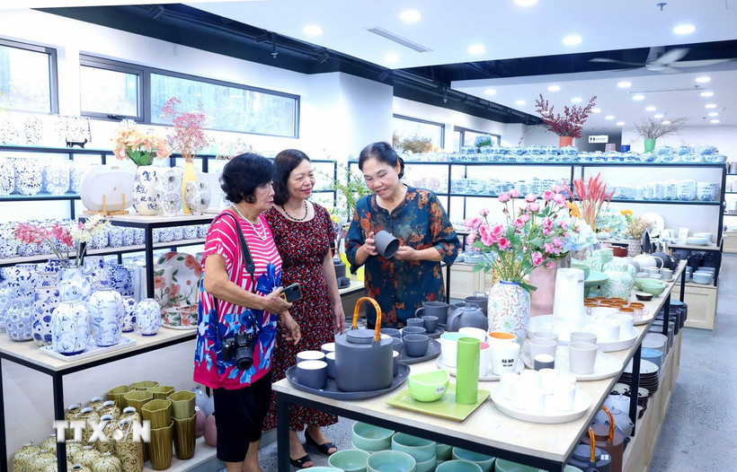 https://media.vietnamplus.vn/images/bfe741c60b7857912216d131b593851d9be3d4b07cedbd4567fd1b91d96ee6bd4f923dee42f177c02bf45b4246f0388c312177f1a21b0e8d1031a3f47133d9e3/ttxvn-gom-bat-trang-7885980.jpg