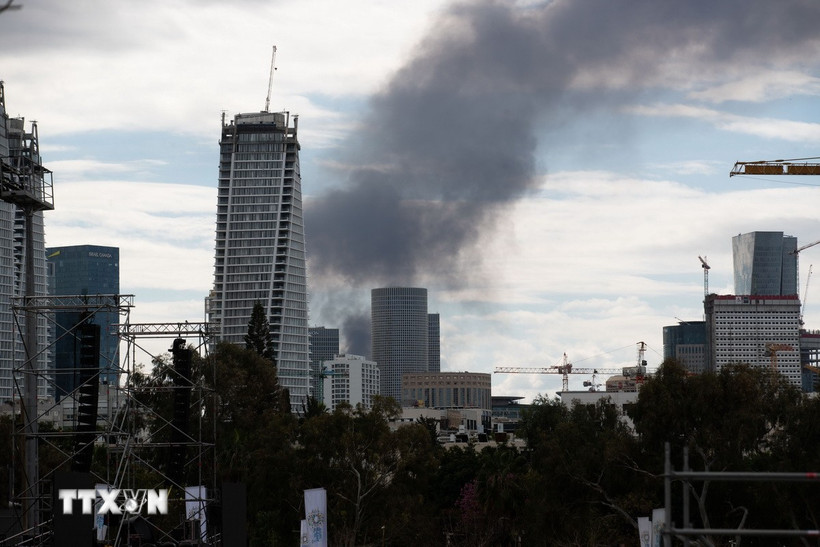 Khói bốc lên tại thành phố Tel Aviv, Israel sau các vụ phóng tên lửa đáp trả của Iran hướng tới lãnh thổ Israel, ngày 28/2/2026. (Ảnh: THX/TTXVN)