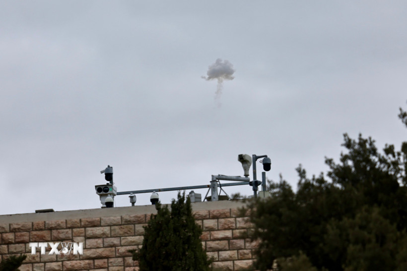 Khói trên bầu trời khu vực Jerusalem, Israel ngày 28/2/2026. (Ảnh: THX/TTXVN)