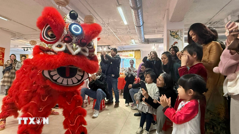 Trẻ em thích thú với tiết mục múa lân tại Chợ Xuân Bính Ngọ 2026. (Ảnh: Hữu Chiến/TTXVN)
