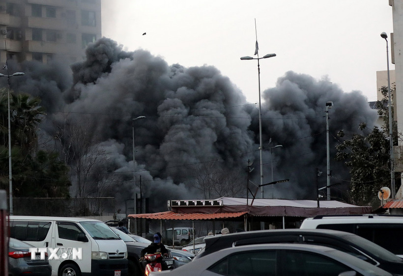 Khói bốc lên sau cuộc không kích của Israel nhằm vào thủ đô Beirut, Liban. (Ảnh: THX/TTXVN)