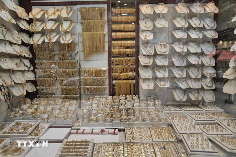 Trang sức vàng được bày bán tại tiệm kim hoàn ở Beirut, Liban. (Ảnh: THX/TTXVN)