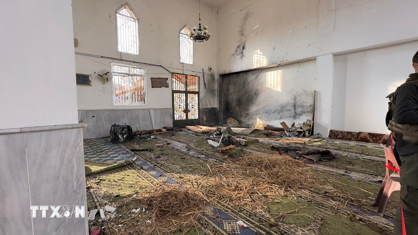 Hiện trường vụ nổ bên trong đền thờ Hồi giáo ở Wadi al-Dhahab, khu lân cận thành phố Homs, miền Trung Syria ngày 26/12/2025. (Ảnh: THX/TTXVN)