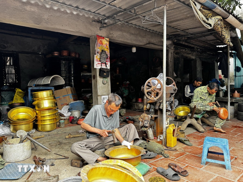 Các nghệ nhân tập trung cao độ để kịp trả hàng cho khách. (Ảnh: Đỗ Huyền/TTXVN)