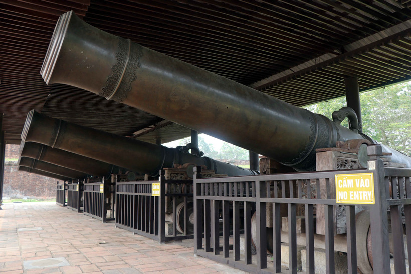 Cửu vị thần công - tuyệt tác nghệ thuật đúc đồng của triều Nguyễn Năm khẩu súng thần công được đặt ở cửa Quảng Đức, Kinh thành Huế. (Ảnh: Đỗ Trưởng/TTXVN)