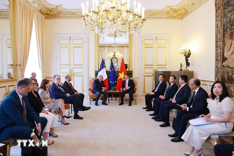 Thủ tướng Phạm Minh Chính hội kiến Chủ tịch Thượng viện Pháp Gerard Larcher. (Ảnh: Dương Giang/TTXVN)