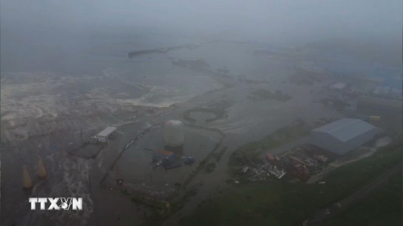 Sóng thần sau động đất gây ngập lụt tại thị trấn Severo-Kurilsk, Nga ngày 30/7/2025. (Ảnh: AA/TTXVN)